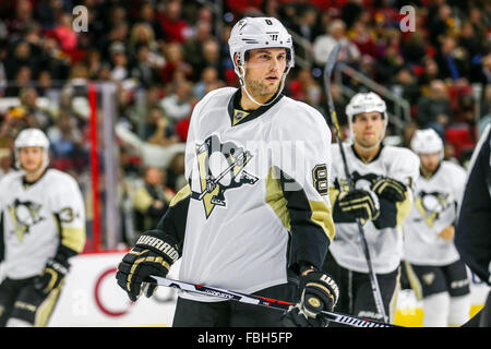 Raleigh, North Carolina, USA. 12. Januar 2016. Pittsburgh Penguins Verteidiger Brian Dumoulin (8) während des NHL-Spiels zwischen den Pittsburgh Penguins und den Carolina Hurricanes in der PNC-Arena. © Andy Martin Jr./ZUMA Draht/Alamy Live-Nachrichten Stockfoto