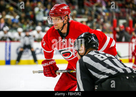 Raleigh, North Carolina, USA. 12. Januar 2016. Carolina Hurricanes center Eric Staal (12) während der NHL-Spiel zwischen den Pittsburgh Penguins und den Carolina Hurricanes in der PNC-Arena. © Andy Martin Jr./ZUMA Draht/Alamy Live-Nachrichten Stockfoto