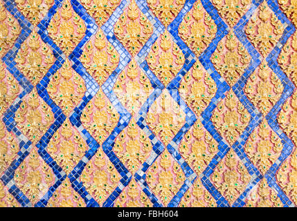 Goldene Muster Stuck im traditionellen Thai-Stil auf die Tempelmauer. Stockfoto