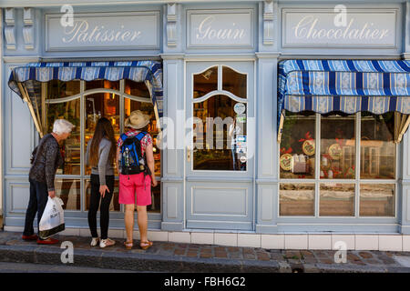 Bewundern Sie die Kuchen in einem Pâtisserie-Fenster in Mortagne-au-Perche, Normandie, Frankreich Stockfoto