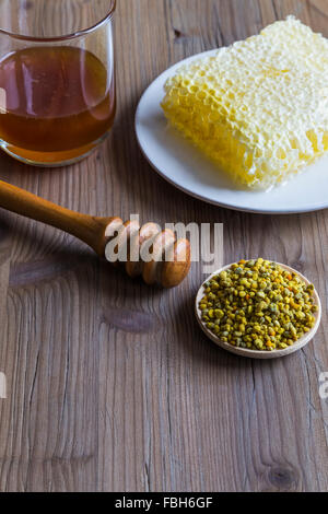 Blütenpollen, Honig und Waben Stockfoto