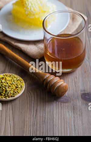 Blütenpollen mit Honig und Waben Stockfoto