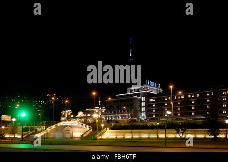 Ansicht von Gebäuden entlang der Küste von der Kaspischen Küste Promenade in der Nacht in der Stadt Baku-Hauptstadt von Aserbaidschan Stockfoto