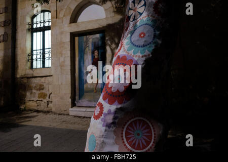 Ein Stamm eines Baumes, der in Beerscheba 'Yarn bombardiert' wurde, buchstabierte auch Beer-Sheva, die größte Stadt in der Negev-Wüste im Süden Israels Stockfoto