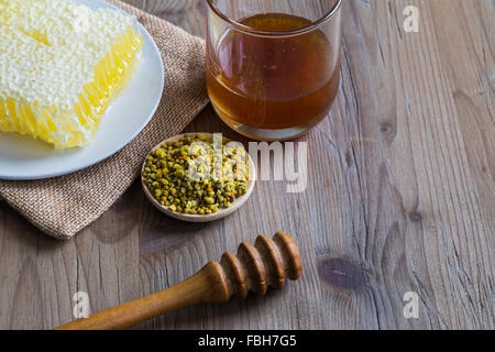 Honig mit Waben und Bee pollen Stockfoto