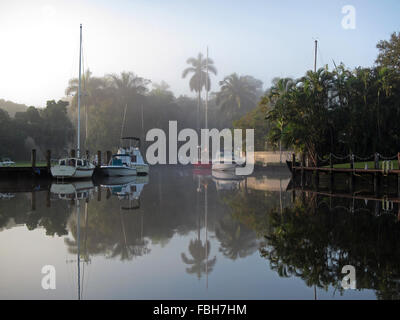 Nebligen Sonnenaufgang inmitten von Yachten am New River, Fort Lauderdale, Florida Stockfoto