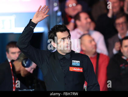 Alexandra Palace, London, UK. 16. Januar 2016. Snooker-Meister. Halbfinale. Ronnie O'Sullivan betritt die Arena Credit: Action Plus Sport/Alamy Live News Stockfoto