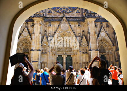 PRAG, TSCHECHISCHE REPUBLIK - 19. JULI 2014. Touristen, die gerne in der St. Vitus Cathedral in Prag. Stockfoto