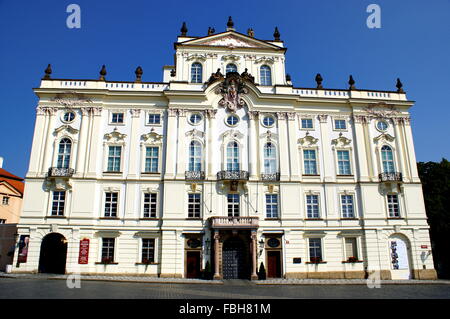 Palast des Erzbischofs, berühmte Gebäude am Haupteingang in der Pragerburg Stockfoto