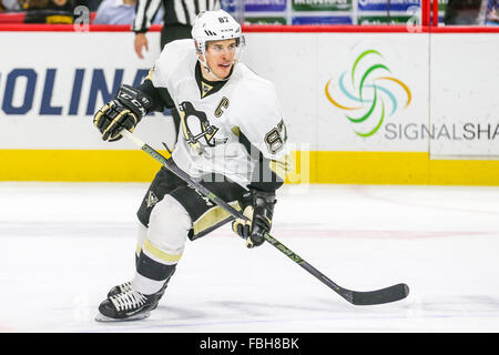 Pittsburgh Penguins center Sidney Crosby (87) während der NHL-Spiel zwischen den Pittsburgh Penguins und den Carolina Hurricanes in der PNC-Arena. Stockfoto