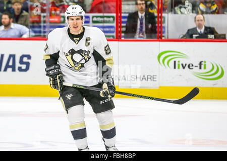 Pittsburgh Penguins center Sidney Crosby (87) während der NHL-Spiel zwischen den Pittsburgh Penguins und den Carolina Hurricanes in der PNC-Arena. Stockfoto