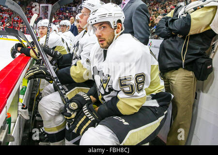 Pittsburgh Penguins Verteidiger Kris Letang (58) während des NHL-Spiels zwischen den Pittsburgh Penguins und den Carolina Hurricanes in der PNC-Arena. Stockfoto