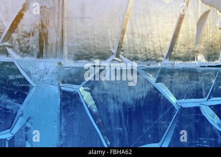 Schöne Eiszapfen aus dem Eis sind nah oben fotografiert. Stockfoto