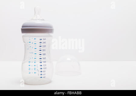 Baby-Milch-Flasche mit Deckel entfernt Stockfoto