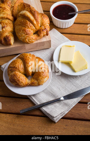 Croissant Frühstück mit Marmelade und Butter Stockfoto