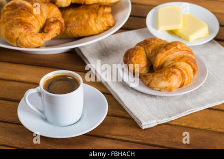 Croissants mit Butter und Kaffee Stockfoto