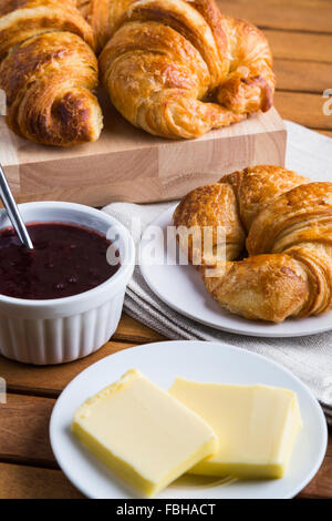 Croissants mit Butter und Marmelade pot Stockfoto