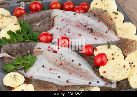 Turbot Fisch und Kartoffeln fertig zum Backen Stockfoto