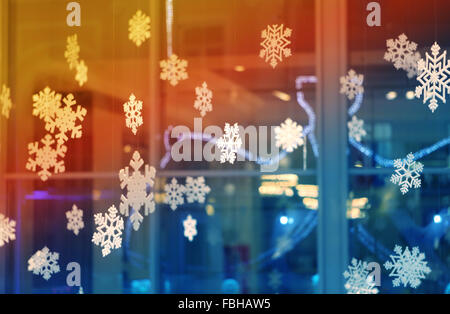 Schöne weiße Schneeflocken auf einen farbigen Hintergrund fotografiert hautnah Stockfoto