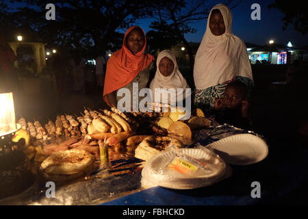 Nacht Lebensmittelmarkt in den Forodhani Gärten in Stonetown auch bekannt als Mji Mkongwe in der Insel Zanzibar Ostafrikas. Stockfoto