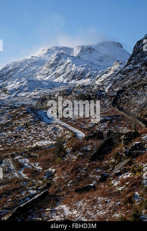 Die Straße nach Stwlan Dam, mit Moelwyn-Bach im Hintergrund. Stockfoto