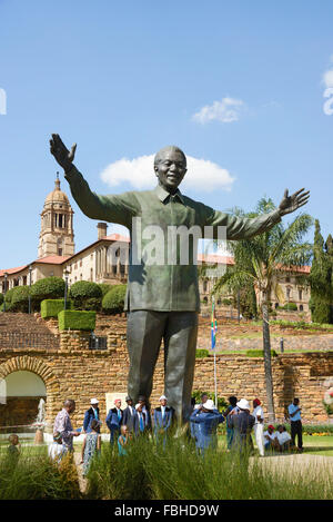 Mandela Statue durch den Union Buildings auf Meintjieskop, Pretoria, Stadt Tshwane Gemeinde, Provinz Gauteng, Südafrika Stockfoto