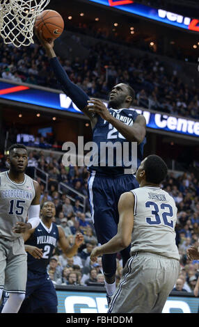 Washington, DC, USA. 16. Januar 2016. 20160116 - Villanova vorwärts DANIEL OCHEFU (23) legt in einer Partitur zwischen Georgetown Center JESSIE GOVAN (15) und Georgetown bewachen KALEB JOHNSON (32) in der ersten Hälfte im Verizon Center in Washington. Bildnachweis: Chuck Myers/ZUMA Draht/Alamy Live-Nachrichten Stockfoto