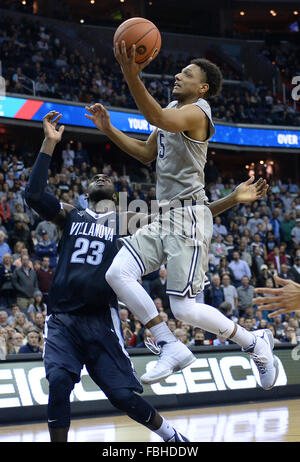 Washington, DC, USA. 16. Januar 2016. 20160116 - Georgetown vorwärts REGGIE CAMERON (5) herauf eine Kerbe vorbei Villanova vorwärts DANIEL OCHEFU (23) in der zweiten Hälfte im Verizon Center in Washington. Bildnachweis: Chuck Myers/ZUMA Draht/Alamy Live-Nachrichten Stockfoto