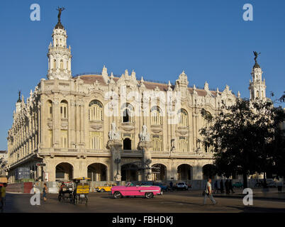 Alicia Alonso Grand Theater von Havanna und klassische amerikanische Autos, Havanna, Kuba Stockfoto