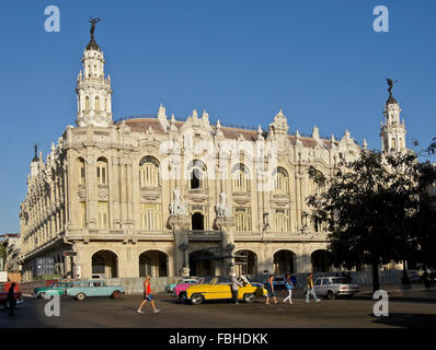 Alicia Alonso Grand Theater von Havanna und klassische amerikanische Autos, Havanna, Kuba Stockfoto