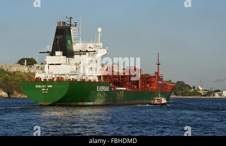 LPG/chemischer Tanker "Sigloo Hav' geführt in den Hafen von Lotsenboot, Havanna, Kuba Stockfoto