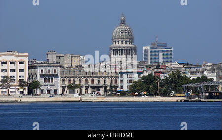 Blick auf El Capitolio und Habana Vieja (Altstadt) Skyline von Regla, Kuba Stockfoto