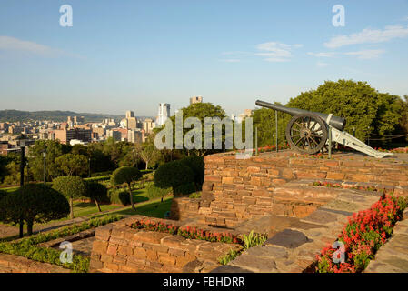 Historische Kanone mit Blick auf Stadt CBD, Meintjieskop, Pretoria, Tshwane Stadtverwaltung, Provinz Gauteng, Südafrika Stockfoto