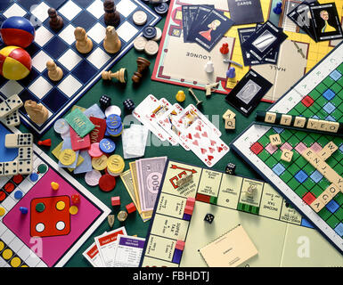 Stillleben Auswahl an Brettspielen (Monopoly, Schach, Cluedo, Scrabble) mit Spielkarten und Chips Glücksspiel Stockfoto
