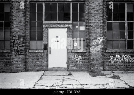 Außentür des verlassenen Fabrik in Detroit Stockfoto