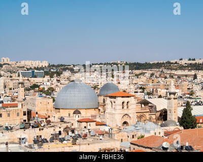 Die Kuppeln der Kirche des Heiligen Grabes über Altstadt Jerusalem Dächer gesehen von oben auf den Turm von David Stockfoto