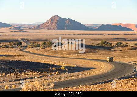 Straße nach Solitaire, Namib-Naukluft-Park, Namib Wüste, Republik Namibia Stockfoto