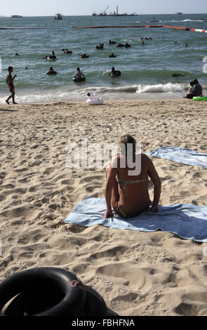 Ein sicheren Schwimmbereich zeichnet sich aus durch verknüpfte Floater / Bojen am Strand von Pattaya Thailand zum Schutz der Schwimmer von Jet-Skis etc. Stockfoto