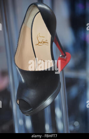 Christian Louboutin Designer Schuhe Mit Markenzeichen Rote Sohle Sichtbar In Ferse Stockfotografie Alamy