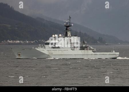 HMS Severn, ein Fischerei-Patrouillenboot der Royal Navy, leitet über Cloch Punkt während der Übung Joint Warrior 13-2. Stockfoto