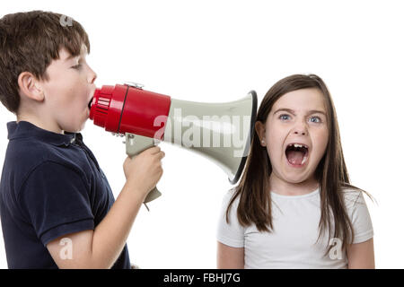 kleiner Junge mit s Megaphon, um seinen Freund zu sprechen Stockfoto