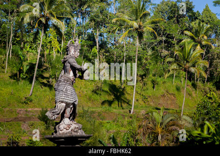 Statue des Hindu-Gottes Indra am Tirta Empul-Tempeltor in Templaksiring, Bali, indonesien. Stockfoto