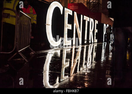 London, UK.  16. Januar 2016. Auf dem Trafalgar Square spiegelt sich die Beschilderung buchstabieren Mittelpunkt im Regen.  Die Arbeit ist Teil des Lumiere London, besuchte eine große neue Lichterfest die heute am Wochenende als große Zahl von Menschen fortgesetzt das dritte der vier Abendveranstaltung mit Künstlern, die mit Licht arbeiten.  Die Veranstaltung wird von Artischocke produziert und unterstützt durch den Bürgermeister von London. Bildnachweis: Stephen Chung / Alamy Live News Stockfoto