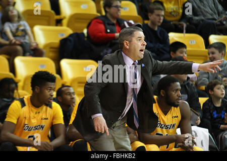 Towson, MD, USA. 16. Januar 2016. Towson Tigers Cheftrainer Pat Skerry auf in der ersten Hälfte von der NCAA Basketball-Spiel zwischen den Towson Tigers und Drexel Dragons in SECU Arena in Towson MD Uhren. Towson besiegte Drexel 69-50. Kenia Allen/CSM/Alamy Live-Nachrichten Stockfoto