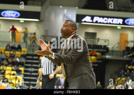 Towson, MD, USA. 16. Januar 2016. Drexel Dragons Cheftrainer Bruiser Flint Prost in seinem Team während der ersten Hälfte des TheNCAA Basketball-Spiel zwischen der Towson Tigers und Drexel Dragons in SECU Arena in Towson MD. Towson besiegte Drexel 69-50. Kenia Allen/CSM/Alamy Live-Nachrichten Stockfoto