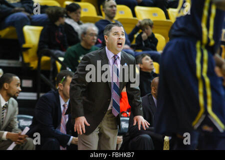 Towson, MD, USA. 16. Januar 2016. Towson Tigers Cheftrainer sieht auf Pat Skerry während der ersten Hälfte der NCAA Basketball-Spiel zwischen den Towson Tigers und Drexel Dragons in SECU Arena in Towson MD. Towson besiegte Drexel 69-50. Kenia Allen/CSM/Alamy Live-Nachrichten Stockfoto