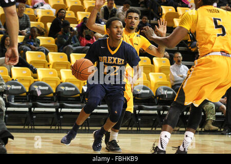 Towson, MD, USA. 16. Januar 2016. Drexel Dragons bewachen Terrell Allen #12 in Aktion in der zweiten Hälfte von der NCAA Basketball-Spiel zwischen den Towson Tigers und Drexel Dragons in SECU Arena in Towson MD. Towson besiegte Drexel 69-50. Kenia Allen/CSM/Alamy Live-Nachrichten Stockfoto