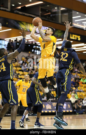 Towson, MD, USA. 16. Januar 2016. Towson Tigers bewachen Byron Hawkins #1 zieht für einen Sprungwurf in der ersten Hälfte von der NCAA Basketball-Spiel zwischen den Towson Tigers und Drexel Dragons in SECU Arena in Towson MD. Towson besiegte Drexel 69-50. Kenia Allen/CSM/Alamy Live-Nachrichten Stockfoto