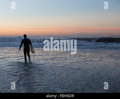 Surfer zu paddeln, in den frühen Morgenstunden. Fotografiert in Rockaway Strand, Königinnen, New York im Oktober 2015. Stockfoto