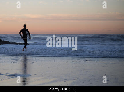 Surfer schneidigen heraus in die Zeile oben in einer Surfsession am frühen Morgen in Rockaway Beach, Queens, New York. Fotografiert auf Oktober Stockfoto